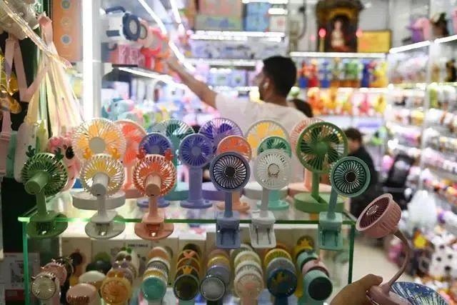 △近期，客商在浙江義烏國(guó)際商貿(mào)城采購(gòu)商品。