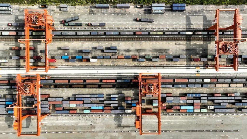 △2023年11月12日，火車在廣西欽州港碼頭裝運(yùn)集裝箱。