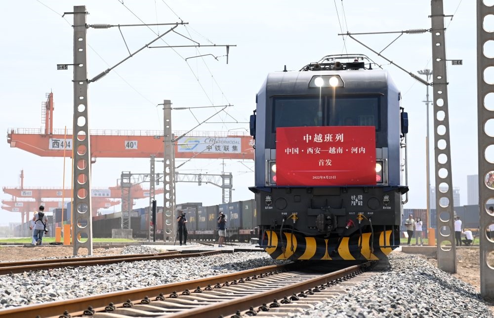 2022年8月23日，陜西首趟中越國(guó)際貨運(yùn)班列由西安國(guó)際港站駛出開(kāi)往越南河內(nèi)。新華社記者 李一博 攝