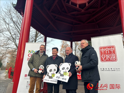 中國(guó)文化中心組織的主題活動(dòng)現(xiàn)場(chǎng)。從左至右依次為柏林動(dòng)物園園長(zhǎng)克尼里姆、中國(guó)駐德國(guó)大使吳懇、柏林市長(zhǎng)韋格納、柏林動(dòng)物園監(jiān)事會(huì)主席布魯克曼。人民網(wǎng)記者 徐馨攝