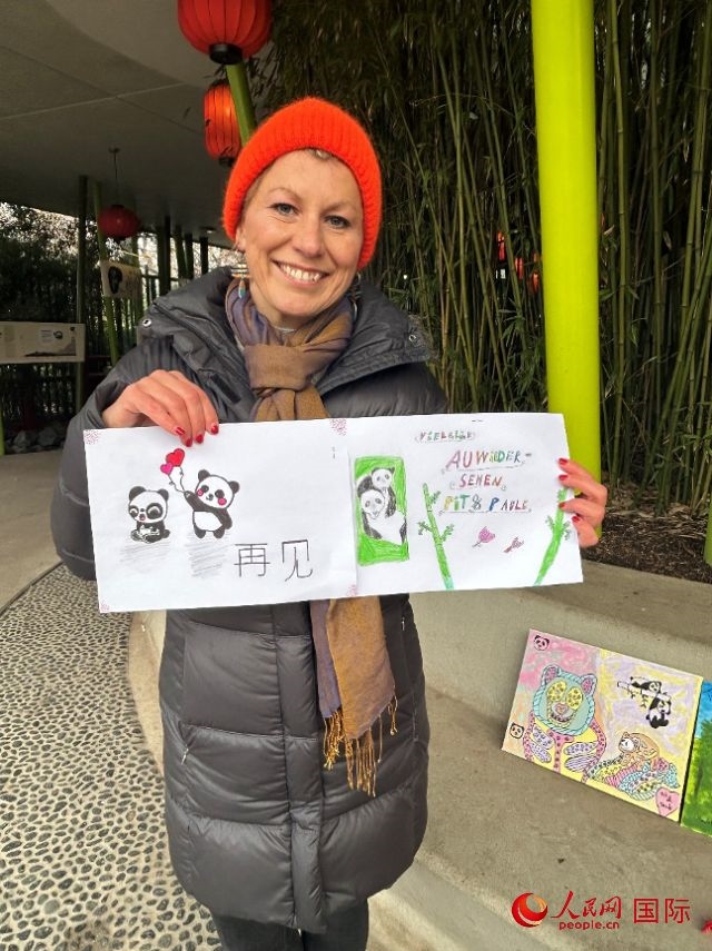 桑德拉和德國(guó)小朋友們的作品。右圖寫著“祝福好運(yùn)，再見 Pit和Paule（“夢(mèng)想”“夢(mèng)圓”的德語(yǔ)名字）”。人民網(wǎng)記者 徐馨攝