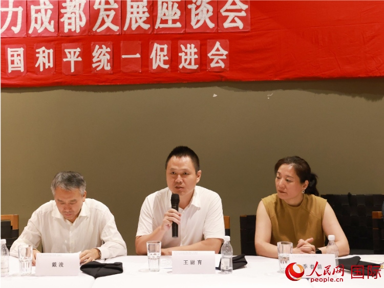 中國駐里約總領(lǐng)館副總領(lǐng)事王尉育（中）在座談會中致辭。人民網(wǎng)記者 陳海琪攝