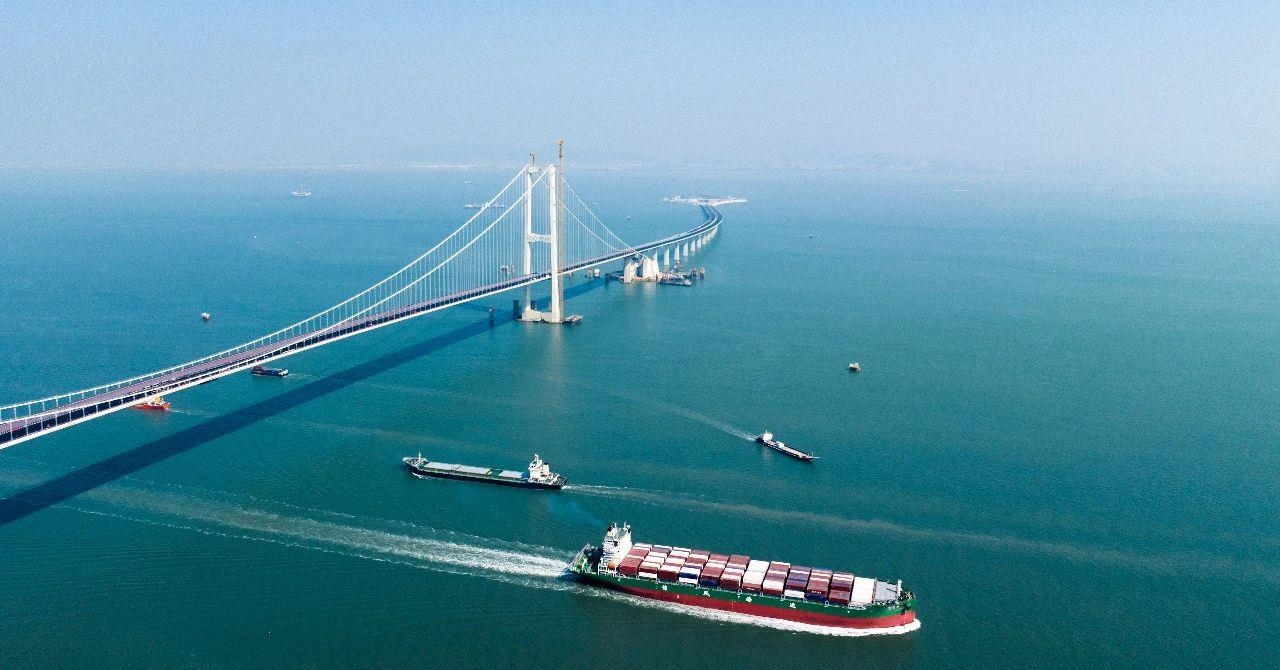 △2023年11月28日，國家重大工程深中通道海底沉管隧道貫通。
