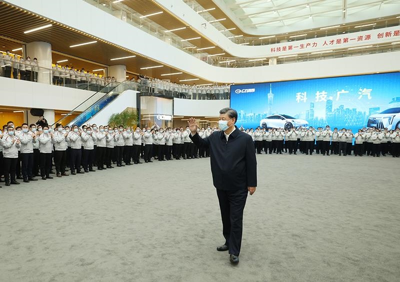 △2023年4月12日，習近平總書記在廣東廣汽研究院向職工們揮手致意。