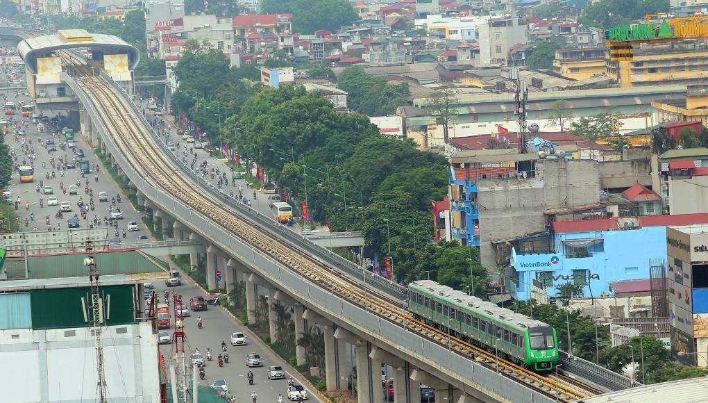 2021年11月6日，列車在越南首都河內(nèi)吉靈-河?xùn)|輕軌線上行駛。中企承建的越南首條城市輕軌項(xiàng)目交接儀式當(dāng)日在河內(nèi)舉行，標(biāo)志著該項(xiàng)目投入運(yùn)行。新華社/越通社