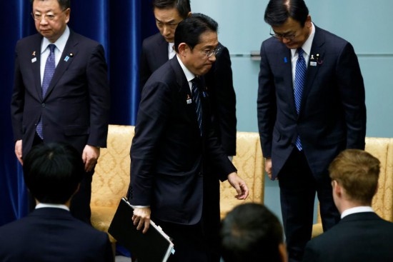  11月2日，在日本東京首相官邸，日本首相岸田文雄在新聞發(fā)布會(huì)后離開會(huì)場(chǎng)。新華社發(fā)（Pool圖片，太田潔攝）