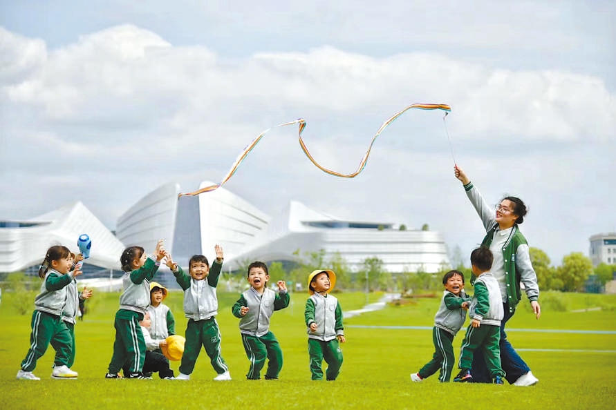  童心飛揚(yáng) 在浙江衢州市智慧新城草坪公園，一名幼兒園老師揮舞彩帶，與孩子們一起玩耍。衢州市柯城區(qū)將兒童友好理念融入城區(qū)整體規(guī)劃，努力為兒童成長創(chuàng)造更好的發(fā)展環(huán)境，提升兒童和家庭的獲得感、幸福感、安全感。 衢州市柯城區(qū)某幼兒園哥倫比亞籍教師 莉莉安娜·雷斯特雷波·埃斯皮諾薩攝 “我和家人都很喜歡在衢州生活，這是一座兒童友好城市，有很多兒童營地和戶外活動場所。我看到孩子們在幼兒園、戶外非?？鞓返赝嫠＃阌孟鄼C(jī)記錄下這美好時刻。”