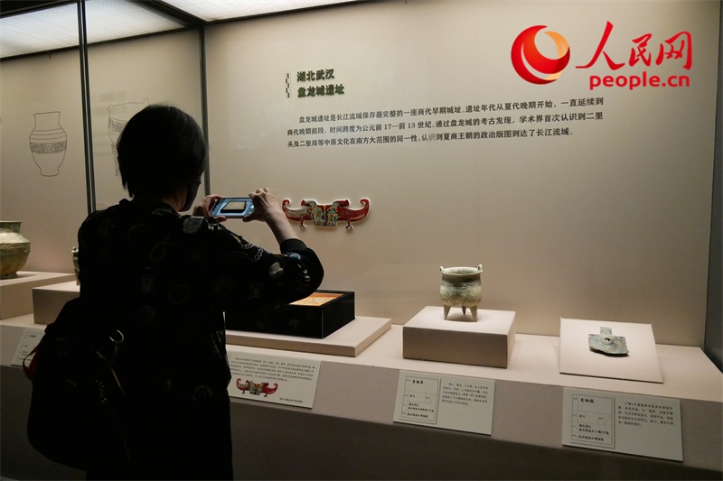今年9月，觀眾正在參觀“鑒往知遠(yuǎn)——新時(shí)代考古成果展”。人民網(wǎng)記者 韋衍行攝