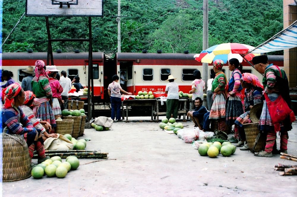 這是90年代中后期滇越鐵路沿線的集市，客運列車的開行為當?shù)氐拇迕駧砩虣C。