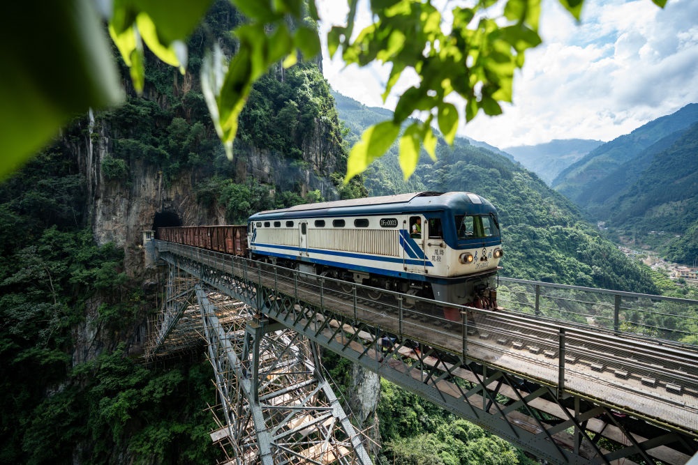 進行人字橋橋梁檢測的米軌列車通過人字橋（2023年9月6日攝）。