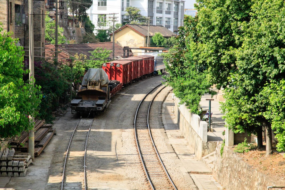 滇越鐵路宜良段的鐵軌與貨車（2013年3月26日攝）。