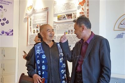  在大理州古生村訴訟服務(wù)站內(nèi)，全國人大代表樊九平為“阿鵬調(diào)解員”點(diǎn)贊。