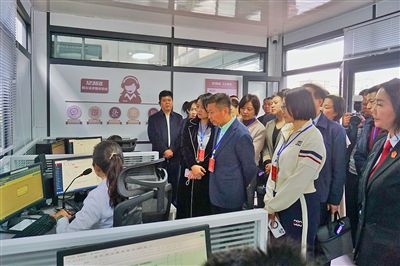  在昆明中院訴前調(diào)解工作室內(nèi)，代表們觀摩法官線上調(diào)解。