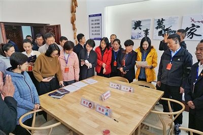  在劍川法院家事調(diào)解室內(nèi)，該院制作的《離婚證明書》引起了代表們的關(guān)注。
