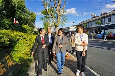  全國人大代表王爭（右一）、張海鷗（右二）向法官了解民族特色調(diào)解工作機(jī)制。