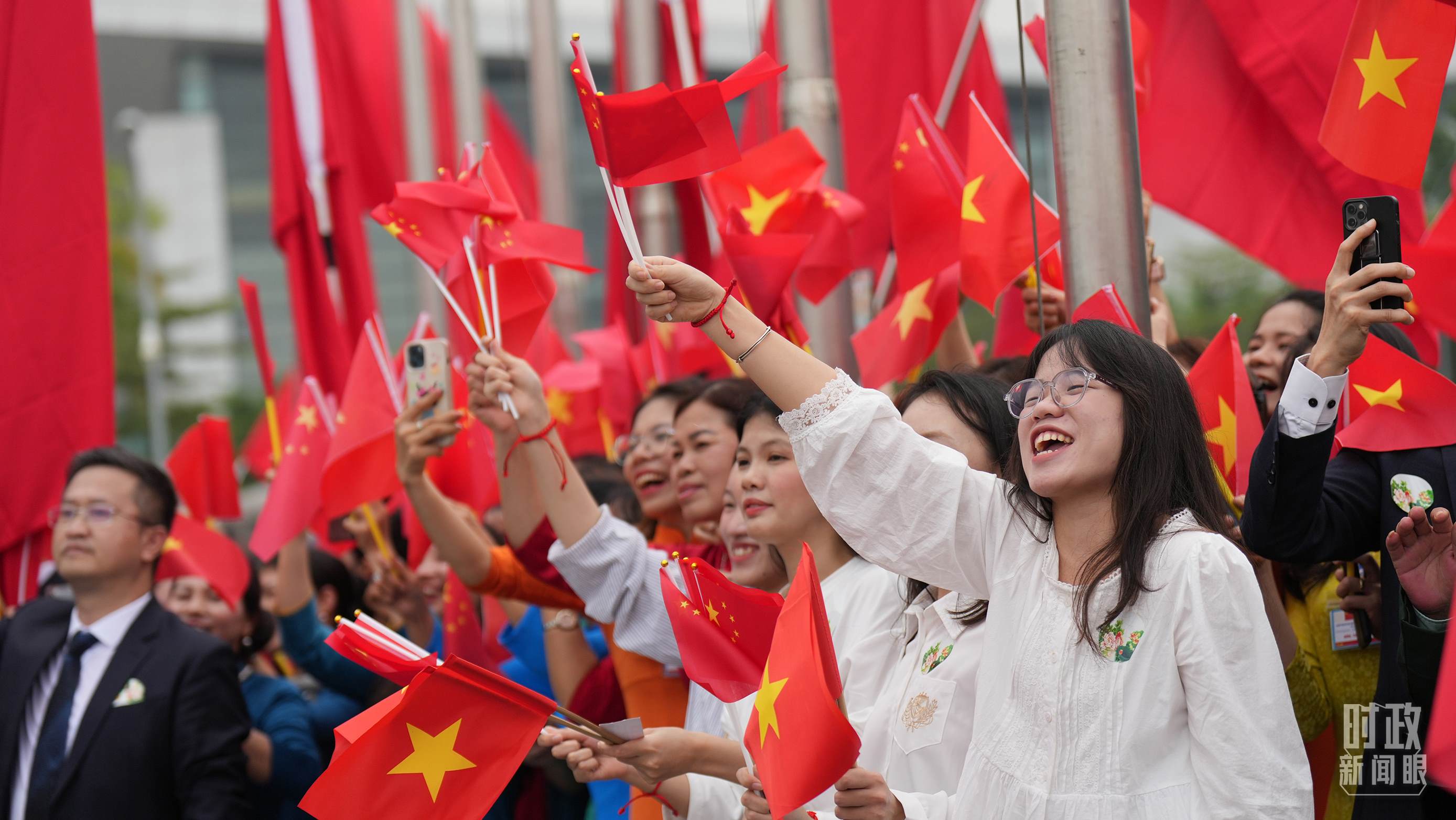 △人們揮舞兩國(guó)旗幟歡迎習(xí)近平訪越。（總臺(tái)國(guó)廣記者李晉拍攝）