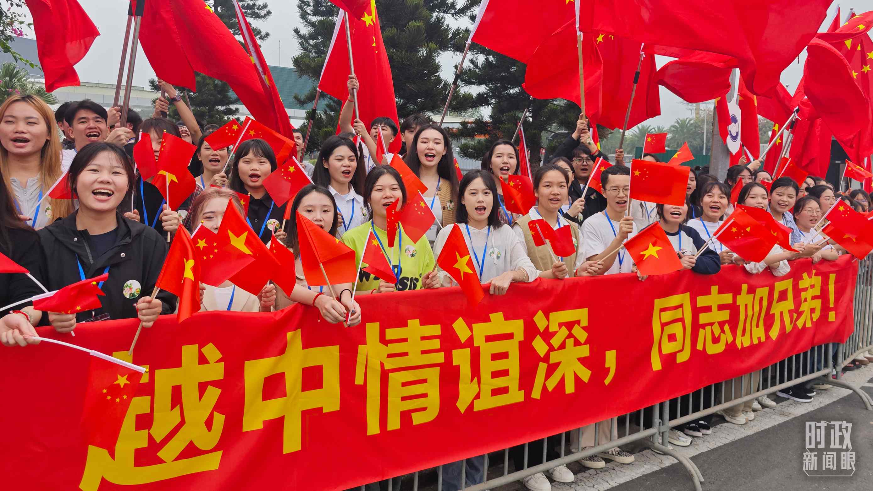 △習(xí)近平乘車從機(jī)場(chǎng)赴下榻飯店途中，許多人自發(fā)聚集在道路兩旁，揮舞兩國(guó)旗幟，表達(dá)熱烈歡迎。（總臺(tái)央視記者耿小龍拍攝）