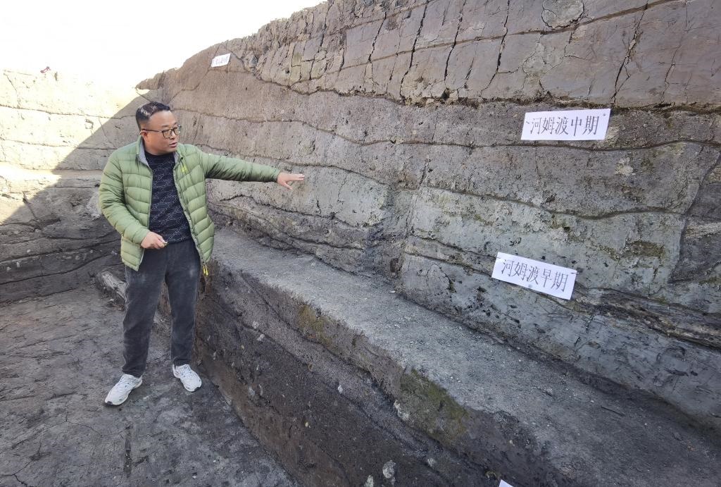 12月14日，汶溪遺址發(fā)掘項(xiàng)目現(xiàn)場(chǎng)負(fù)責(zé)人雷少介紹遺址整體情況。新華社記者顧小立 攝