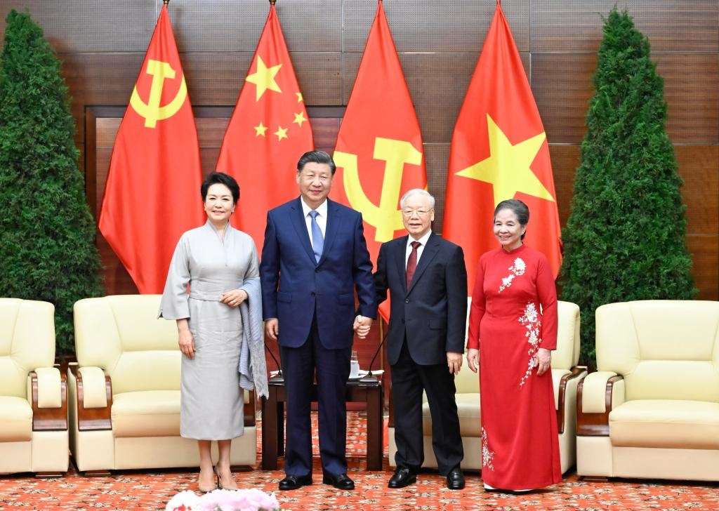 當?shù)貢r間12月13日下午，在結(jié)束對越南進行國事訪問即將啟程回國之際，中共中央總書記、國家主席習近平和夫人彭麗媛同越共中央總書記阮富仲和夫人吳氏敏話別。