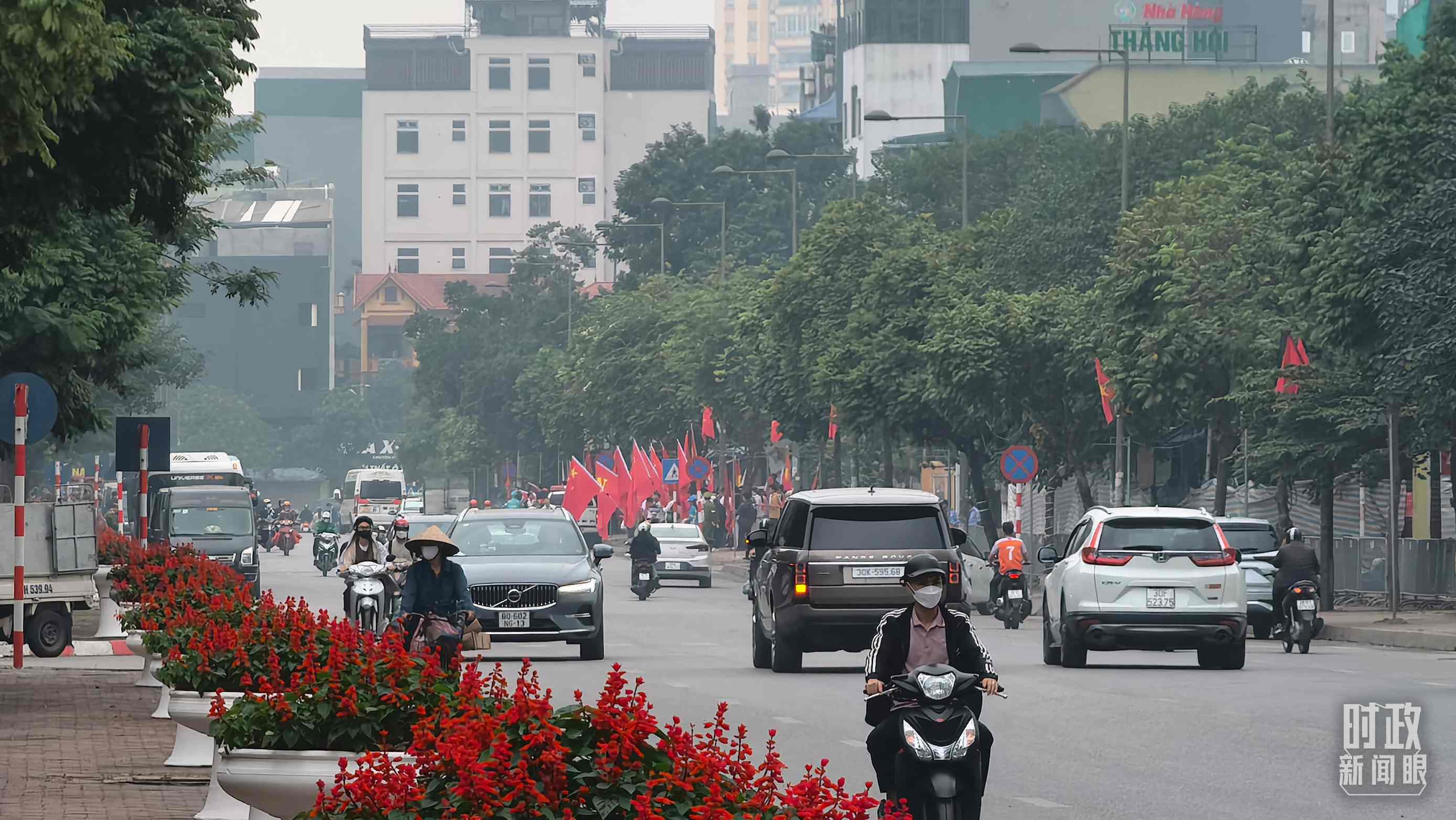 △河內(nèi)街道兩側(cè)的中越兩黨兩國(guó)旗幟。（總臺(tái)央視記者韓銳拍攝）