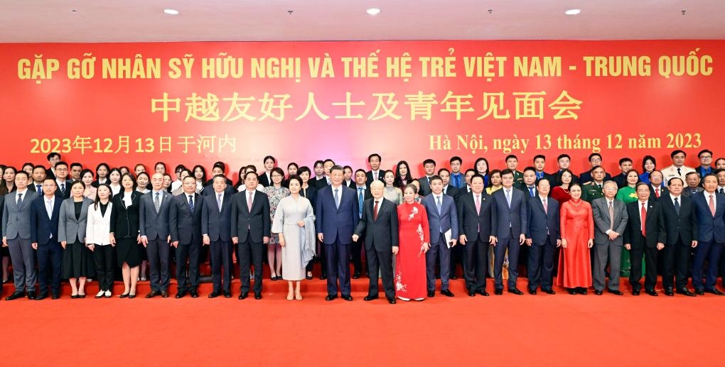 這是習近平夫婦和阮富仲夫婦同中越兩國青年和友好人士代表親切合影。