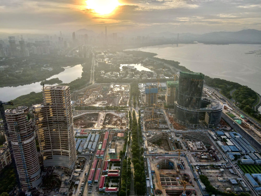 位于深圳市南山區(qū)的深圳灣超級總部基地建設現(xiàn)場（無人機照片，2023年8月26日攝）。新華社記者 周科 攝
