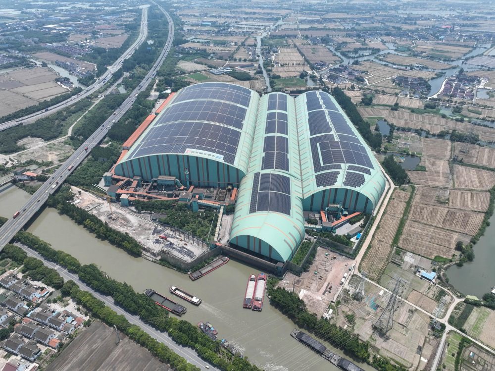 這是江蘇蘇州市常熟市龍騰特種鋼有限公司碼頭料場屋頂光伏（無人機照片，2023年6月9日攝）。新華社記者 季春鵬 攝