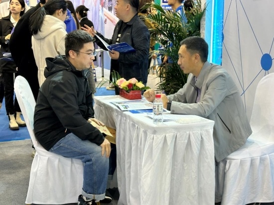 沈陽招聘會現(xiàn)場。人民網(wǎng)記者 尹柏寒攝