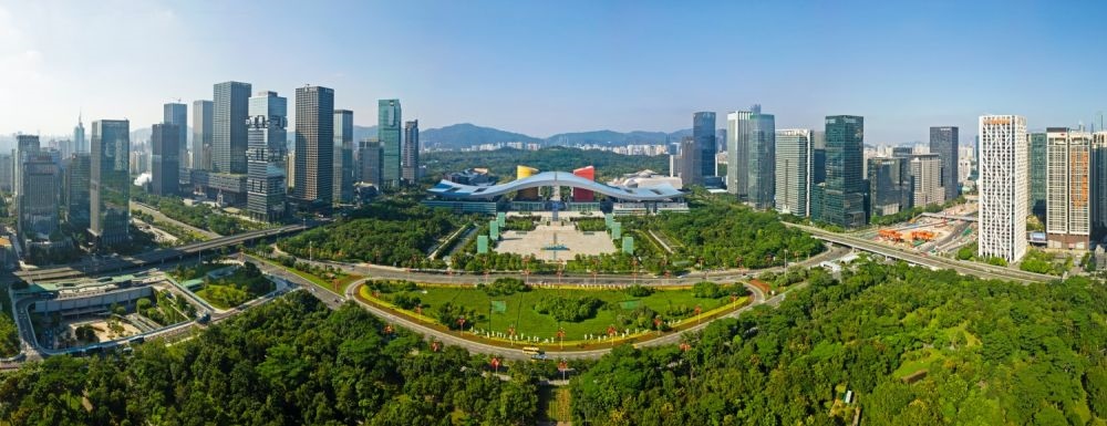 這是在廣東省深圳市拍攝的深圳市民中心和蓮花山公園一線（2020年10月2日攝，無人機(jī)照片）。新華社記者 梁旭 攝
