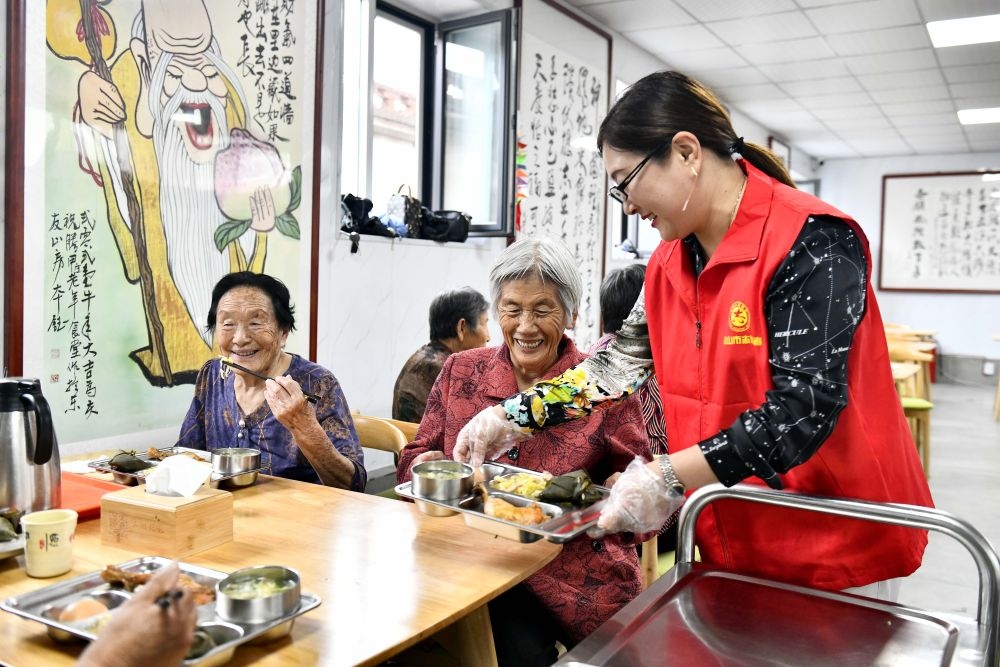 在山東省乳山市城區(qū)街道騰甲莊村幸福食堂，志愿者為老人們配送午餐（2023年6月24日攝）。新華社記者 郭緒雷 攝