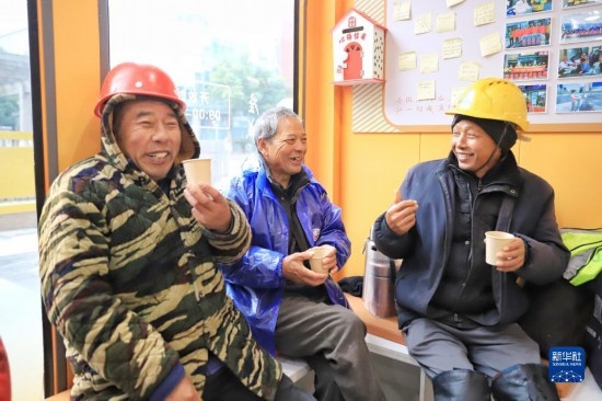 12月16日，幾名戶外勞動者在位于浙江舟山市的一家“勞動者驛站”里喝姜茶驅(qū)寒。