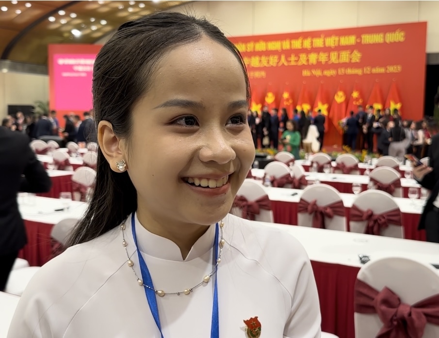 越南青年代表黎月瓊接受記者采訪。