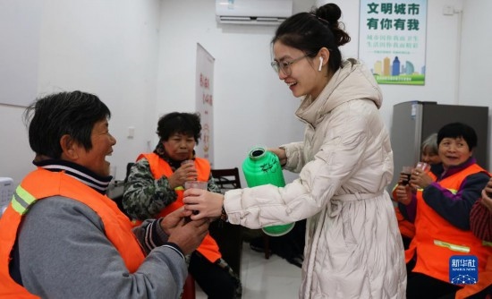 12月16日，在浙江省湖州市德清縣乾元鎮(zhèn)環(huán)衛(wèi)工人愛心驛站，志愿者為環(huán)衛(wèi)工人倒紅糖姜茶。