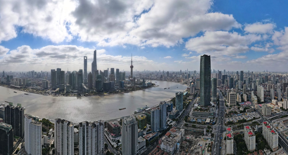 從上海虹口區(qū)北外灘空中俯瞰中國（上海）自由貿(mào)易試驗區(qū)陸家嘴片區(qū)（2023年1月10日攝，無人機(jī)全景照片）。新華社記者 方喆 攝