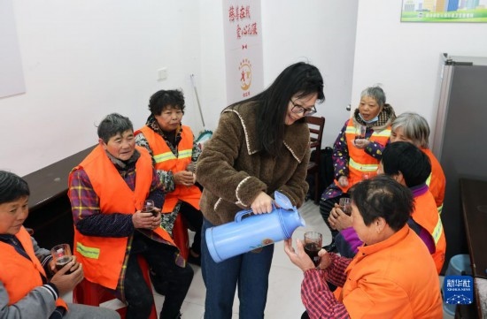 12月16日，在浙江省湖州市德清縣乾元鎮(zhèn)環(huán)衛(wèi)工人愛心驛站，志愿者為環(huán)衛(wèi)工人倒紅糖姜茶。