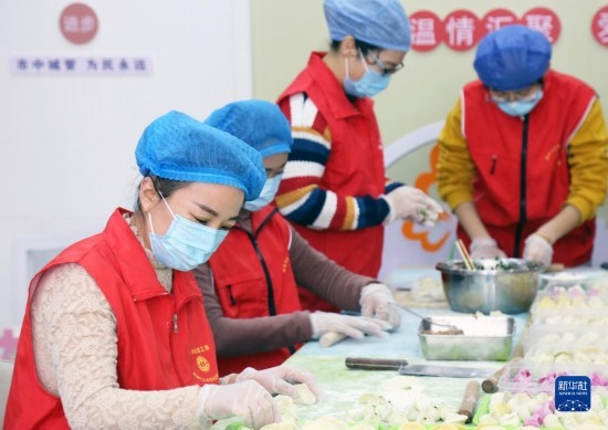 12月16日，在山東省棗莊市市中區(qū)城管藍職工志愿服務(wù)驛站，愛心志愿者為戶外勞動者包水餃。