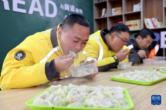 12月16日，在山東省棗莊市市中區(qū)城管藍職工志愿服務(wù)驛站，戶外勞動者吃上熱氣騰騰的水餃。