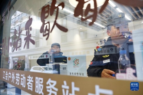 12月16日，戶外工作者在浙江省嘉興市南湖區(qū)丁家橋社區(qū)個性化“惠工小站”休息。