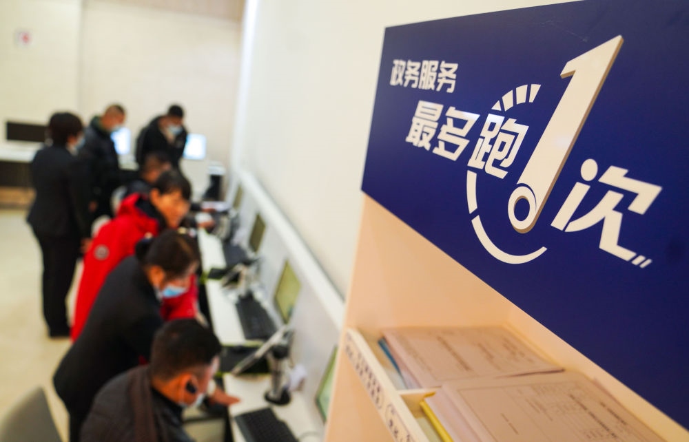 在吉林省長春市二道區(qū)政務(wù)服務(wù)中心輔助填報區(qū)，市民在工作人員的輔助下進(jìn)行事項填報（2020年11月23日攝）。新華社記者 許暢 攝