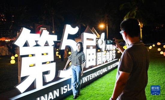 12月16日，觀眾在第五屆海南島國(guó)際電影節(jié)開幕式現(xiàn)場(chǎng)拍照留念。