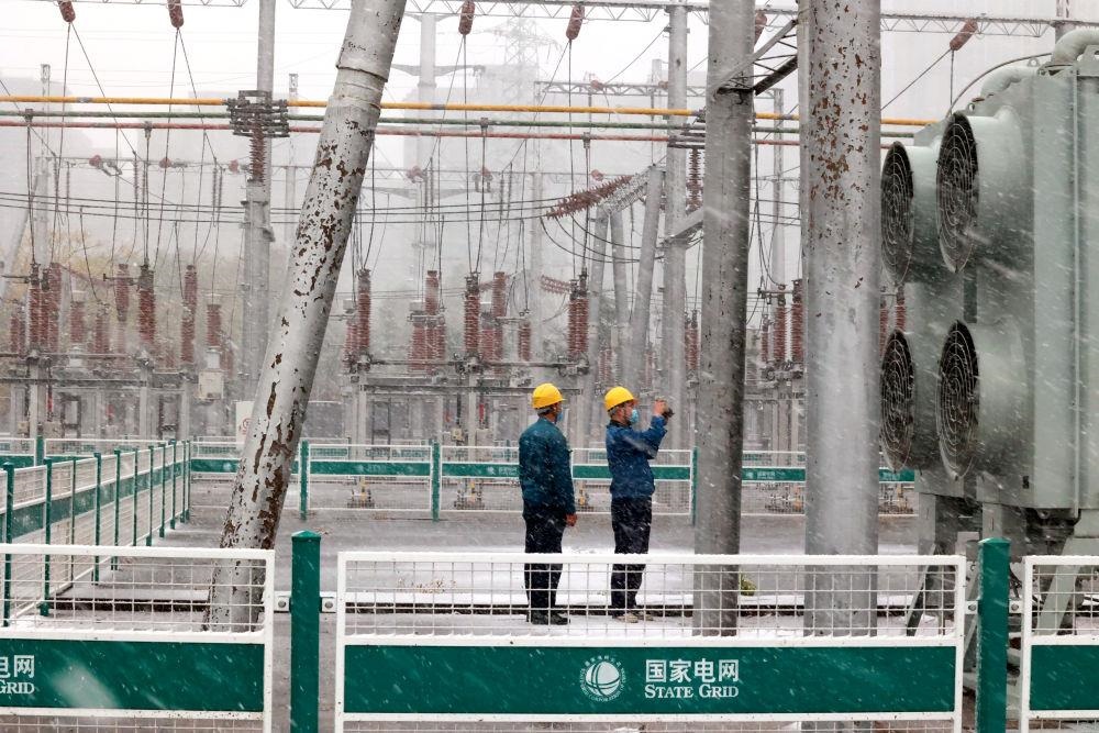 △國網(wǎng)壽光市供電公司變電運(yùn)維人員在檢查變電站積雪情況。