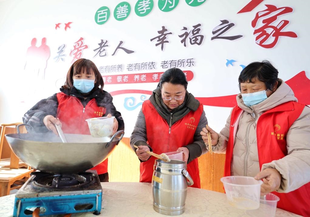 12月17日，在山東省臨沂市沂南縣銅井鎮(zhèn)杜山社區(qū)孝善食堂，志愿者們在為社區(qū)內(nèi)獨(dú)居和行動不便的老人煮水餃。 新華社發(fā)（王彥冰 攝）