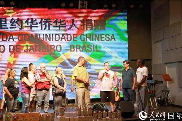 兒童殘障教育中心負(fù)責(zé)人胡里奧向捐贈方表示感謝。人民網(wǎng)記者 陳海琪攝