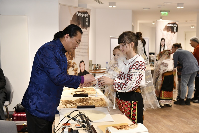 圖為羅馬尼亞小學(xué)生在現(xiàn)場(chǎng)體驗(yàn)烙畫(huà)。 布加勒斯特中國(guó)文化中心供圖
