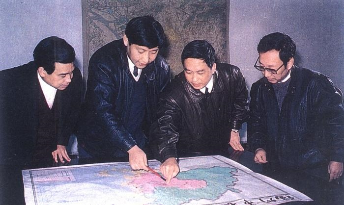 1991年12月，習(xí)近平與同事討論福州市戰(zhàn)略規(guī)劃設(shè)想。