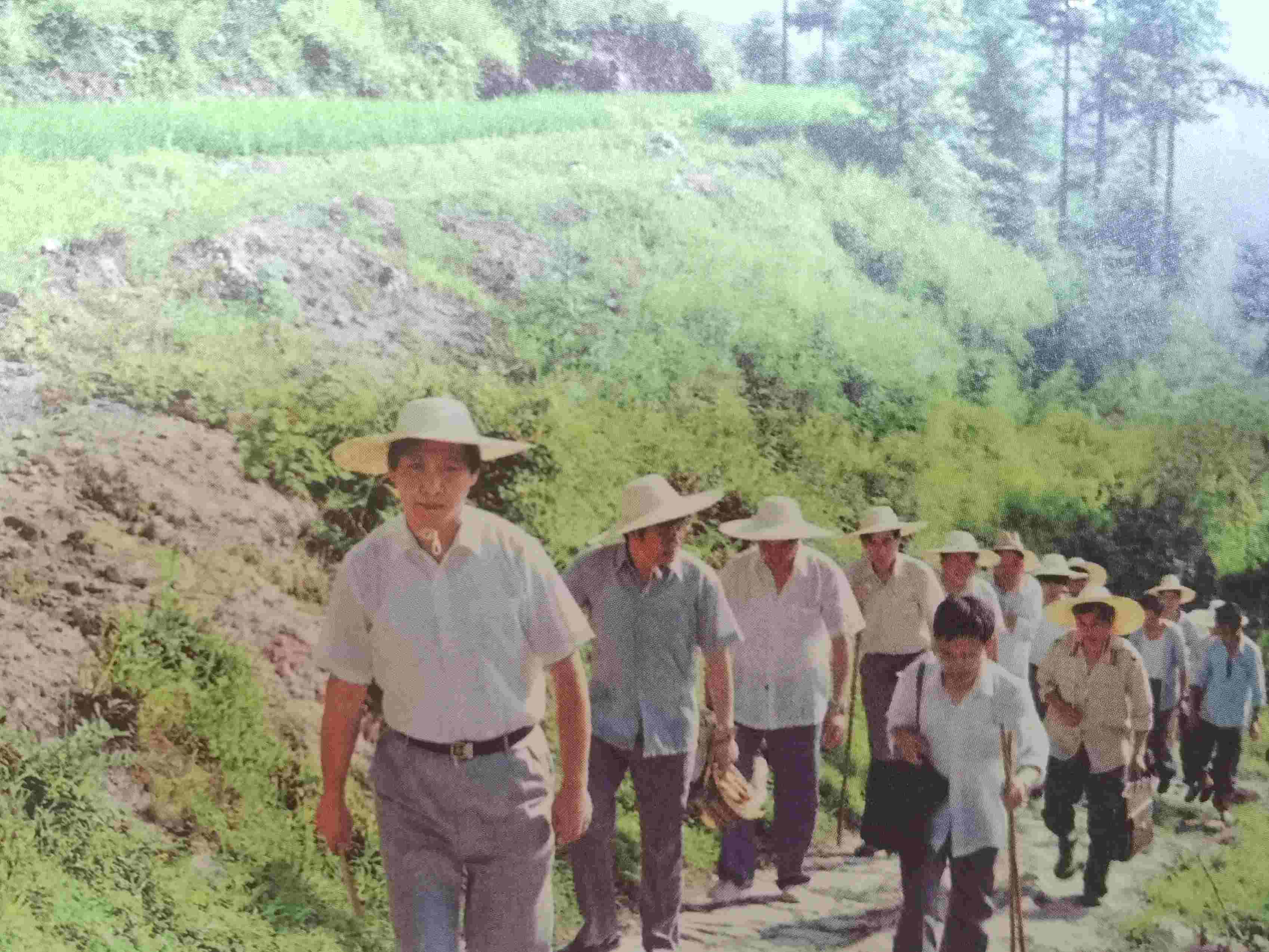 1989年7月，習近平冒著酷暑，帶頭步行到下黨鄉(xiāng)調(diào)研。