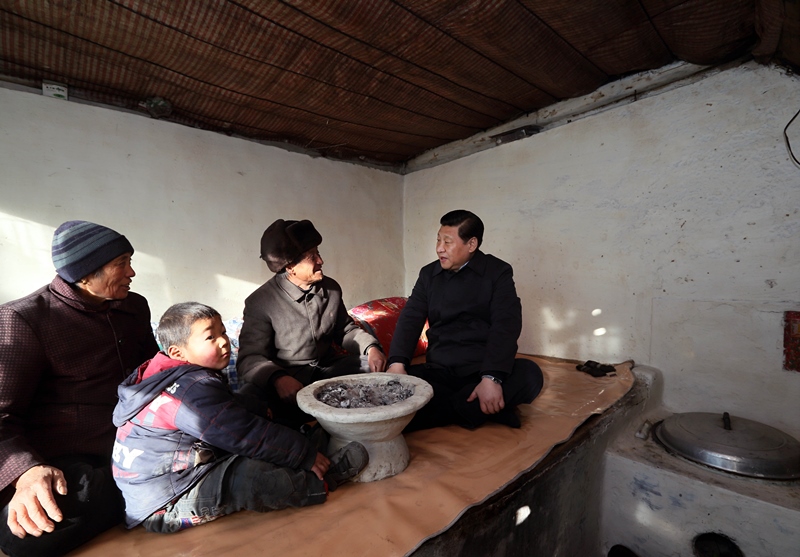 2012年12月30日，習(xí)近平在河北省阜平縣龍泉關(guān)鎮(zhèn)駱駝灣村看望唐榮斌老人一家。