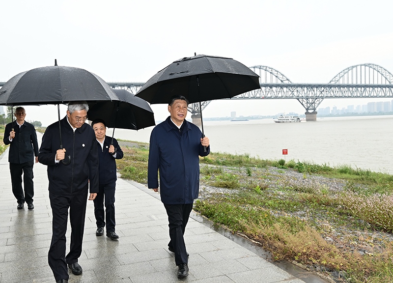 2023年10月10日，習(xí)近平總書(shū)記在江西長(zhǎng)江國(guó)家文化公園九江城區(qū)段冒雨考察。