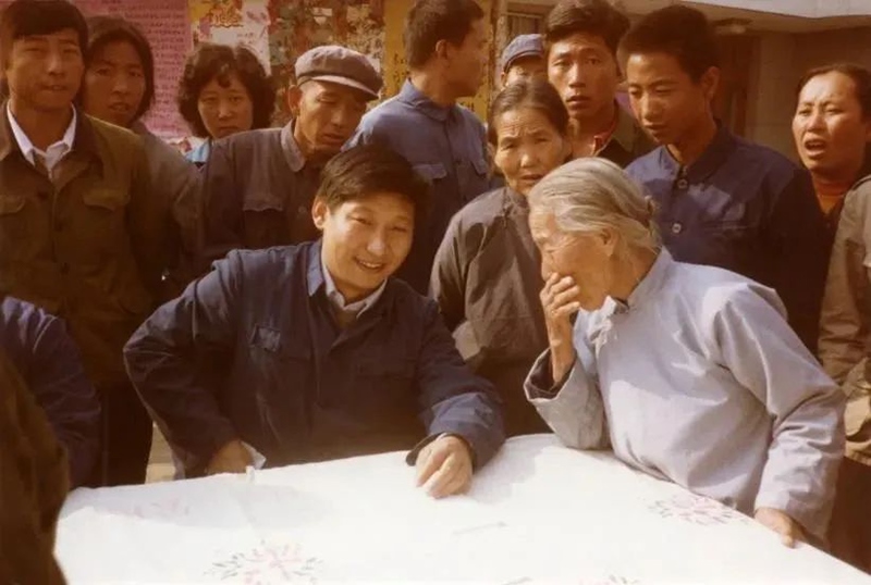 1983年，時(shí)任河北正定縣委書(shū)記的習(xí)近平，臨時(shí)在大街上擺桌子聽(tīng)取老百姓意見(jiàn)。