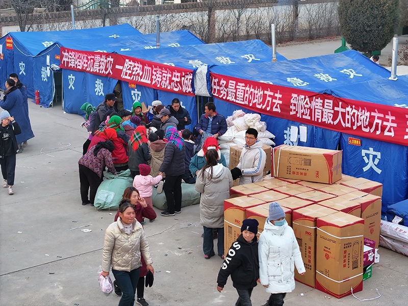 草灘村安置點外。賀勇攝。